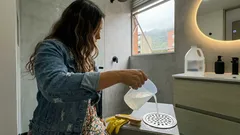 La forma segura de usar cloro diluido para quitar el mal olor de la rejilla y desinfectar en minutos