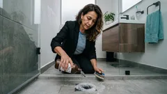 Tu baño sin olor a cañería: el método con agua oxigenada para limpiar la rejilla