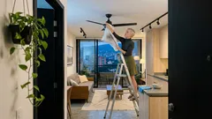 Adiós al polvo del ventilador de techo: el truco sencillo para limpiarlo sin reguero (y sin químicos fuertes)