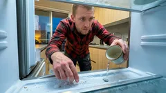 El pequeño agujero del congelador que casi nadie limpia: así destapas el drenaje de deshielo