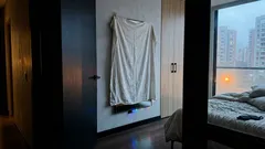 Por qué no conviene poner un espejo frente a la cama, según el Feng Shui y el descanso