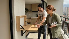 Mesa abatible para balcón pequeño: la tendencia 2026 que te devuelve espacio sin obras