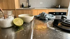 ¿Sal, limón y detergente? Así funciona este desengrasante casero y en qué superficies no conviene usarlo