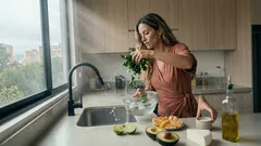 Consejos para preparar una ensalada fresca de radicheta (achicoria) y equilibrar su amargor