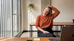 ¿Cuello pesado después de horas de pantalla? Prueba estos 7 movimientos sentados y un par de ajustes simples