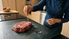 Cómo asar bife de aguja a la parrilla y que quede jugoso sin gastar de más