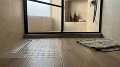 Adiós al piso blanco en la ducha: opciones más cálidas que no complican la limpieza