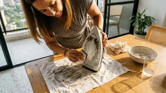 El truco con sal para que la suela de tu plancha vuelva a deslizar (sin dejar residuos)