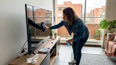 Pantalla de tu televisor sin manchas ni rayones: qué usar (y qué jamás) para limpiarla